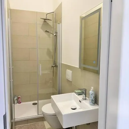Apartment Privatzimmer Mit Bad Im Herzen Von Dusseldorf